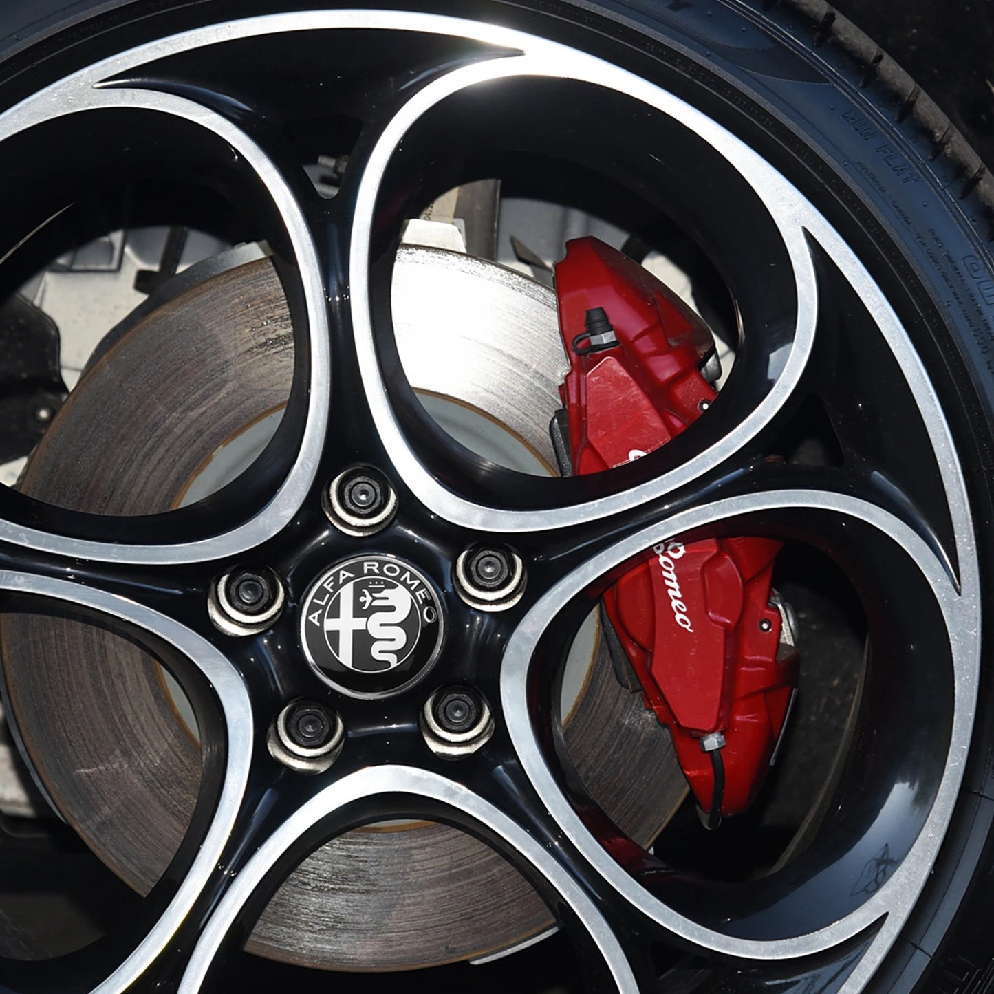 Wheel Caps for Alfa Romeo Giulietta 147 Giulia Spider GT MiTo Stelvio 159 TZ3, here you can see the rim with the now changed wheel caps, here it uses the black and white wheel cap