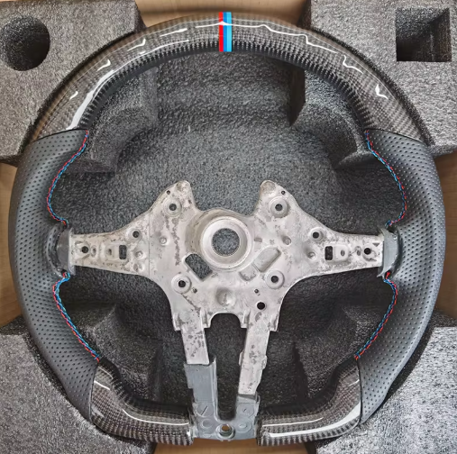 Carbon Fiber Steering Wheel for BMW 3/4/5/x5 serie F30 F10 F15 F16 F06 F32 F26 f25 F20 F34 F02,here the photo shows the carbon fiber steering wheel up close - M-Pure Dynamics