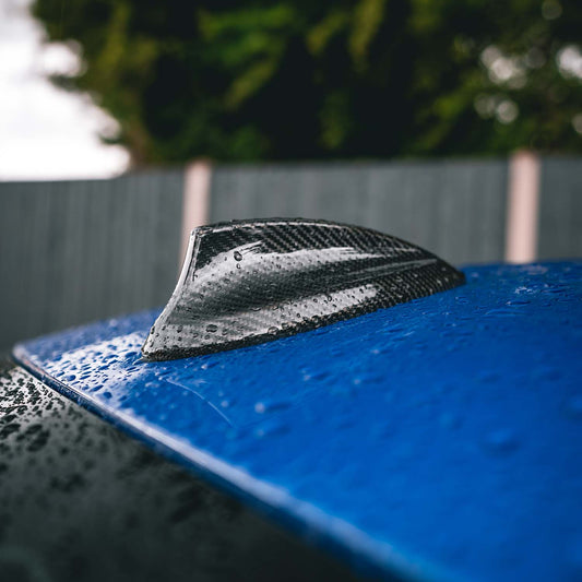 BMW Shark Fin Antenna for MW M2 M3 M4 123457 Serie X1 X3 F22 F30 F34 F80 F87 F32 F36 F82 G11 G20 G12 G30, the photo shows the shark fin antenna upclose - M-Pure Dynamics