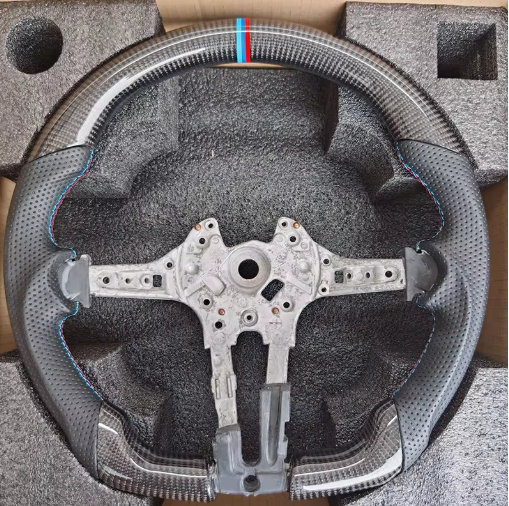 Carbon Fiber Steering Wheel for BMW 3/4/5/x5 serie F30 F10 F15 F16 F06 F32 F26 f25 F20 F34 F02, here the photo shows the carbon fiber steering wheel up close - M-Pure Dynamics